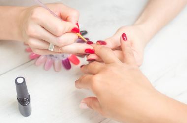 Manikürcü kadınların tırnakları boyar