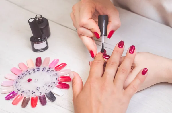 Manikürcü kadınların tırnakları boyar