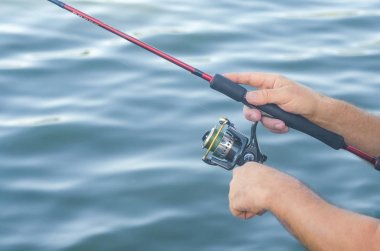 İplik su arka plan üzerinde elleriyle Fisherman's