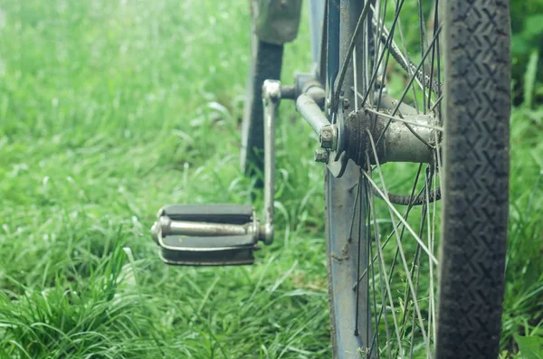 在绿色草地上的旧自行车 — 图库照片