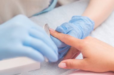 Asıl çivi manikür için hazırlar.