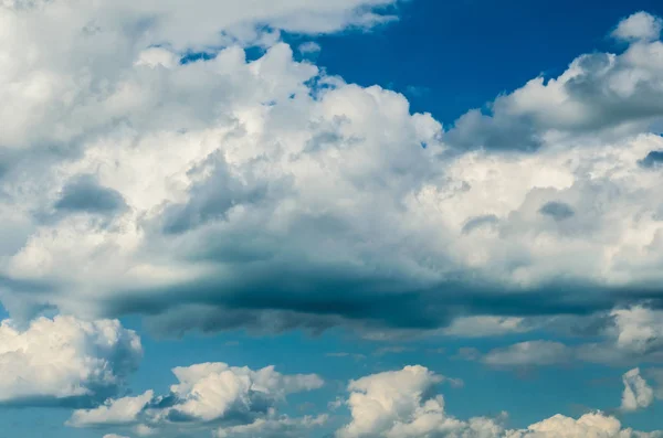 푸른 하늘을 배경으로 솜털같은 흰 구름 — 스톡 사진