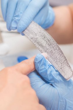 Asıl çivi manikür için hazırlar.