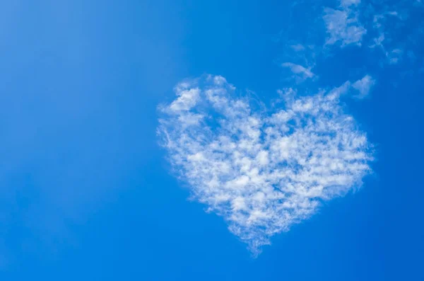 Chmura w kształcie serca przeciw błękitne niebo — Zdjęcie stockowe