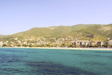 Şehir ve güneş ışığı Beach'te denizden görüntüleyin. Tonda