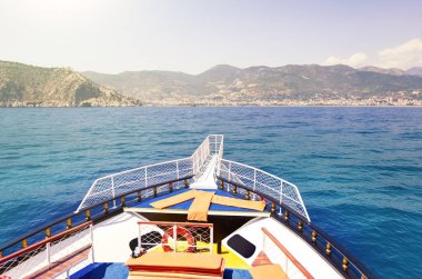 Gemi kayalık kıyılarına yelken. Tonda