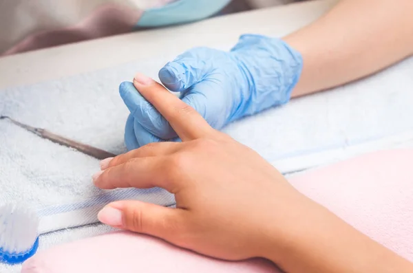 The master prepares the nails for manicure — Stock Photo, Image