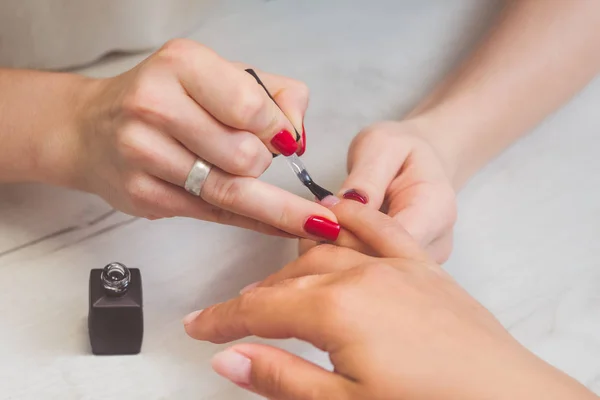 Manikyr målar naglarna av kvinnor — Stockfoto