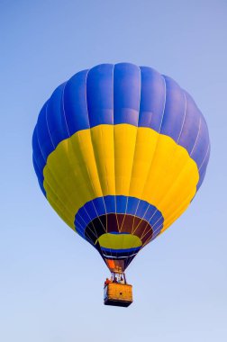 Mavi gökyüzü hava balonunda