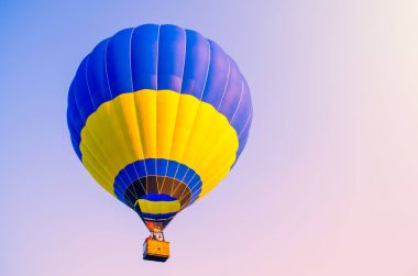 Mavi gökyüzü hava balonunda