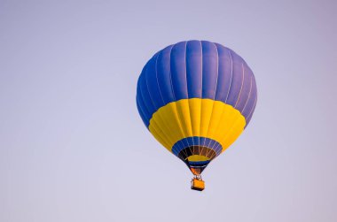 Mavi gökyüzü hava balonunda