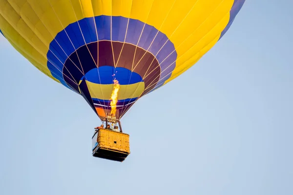 Coloré de montgolfière avec feu et fond bleu ciel — Photo