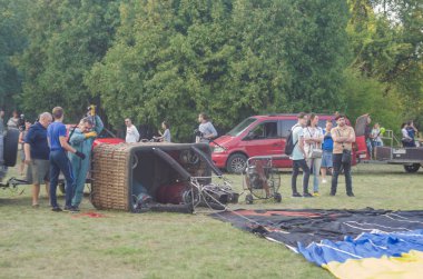 26 Ağustos 2017 Ukrayna, beyaz kilise. Balon reçel. Sıcak hava balonu başlaması için hazırlık.