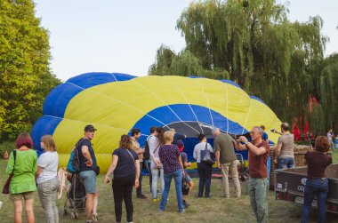 26 Ağustos 2017 Ukrayna, beyaz kilise. Balon reçel. Sıcak hava balonu başlaması için hazırlık.