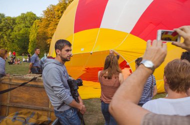 26 Ağustos 2017 Ukrayna, beyaz kilise. Balon reçel. Sıcak hava balonu başlaması için hazırlık.