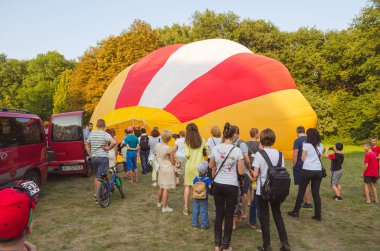 26 Ağustos 2017 Ukrayna, beyaz kilise. Balon reçel. Sıcak hava balonu başlaması için hazırlık.