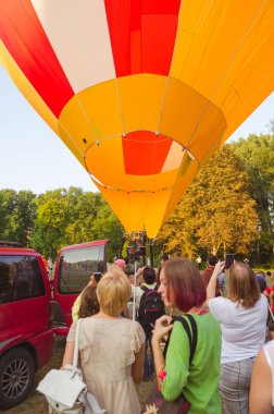 26 Ağustos 2017 Ukrayna, beyaz kilise. Balon reçel. Sıcak hava balonu başlaması için hazırlık.