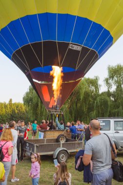 26 Ağustos 2017 Ukrayna, beyaz kilise. Balon reçel. Sıcak hava balonu başlaması için hazırlık.