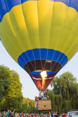 26 Ağustos 2017 Ukrayna, beyaz kilise. Balon reçel. Sıcak hava balonu başlaması için hazırlık.
