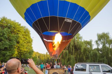 26 Ağustos 2017 Ukrayna, beyaz kilise. Balon reçel. Sıcak hava balonu başlaması için hazırlık.