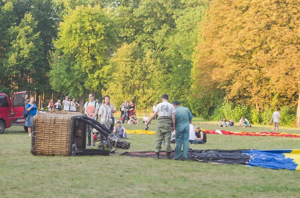 26 Ağustos 2017 Ukrayna, beyaz kilise. Balon reçel. Sıcak hava balonu başlaması için hazırlık.