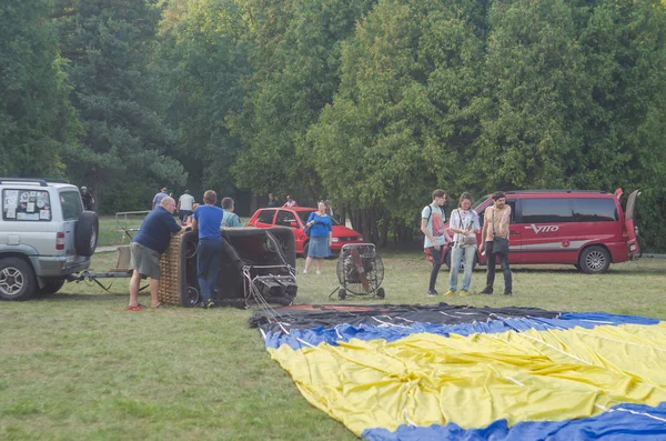 26 Ağustos 2017 Ukrayna, beyaz kilise. Balon reçel. Sıcak hava balonu başlaması için hazırlık.