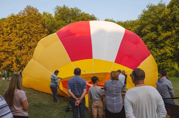 26 Agosto 2017 Ucrânia, Igreja Branca. Engarrafamento de balão. Preparação para o início do balão de ar quente . — Fotografia de Stock