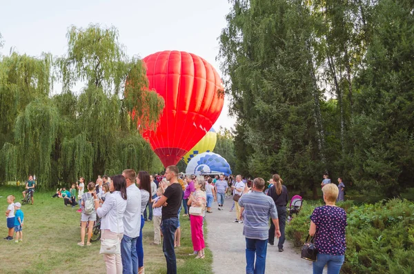 26 sierpnia 2017 Ukraina, biały kościół. Balon dżem. Przygotowania do rozpoczęcia balon na gorące powietrze. — Zdjęcie stockowe