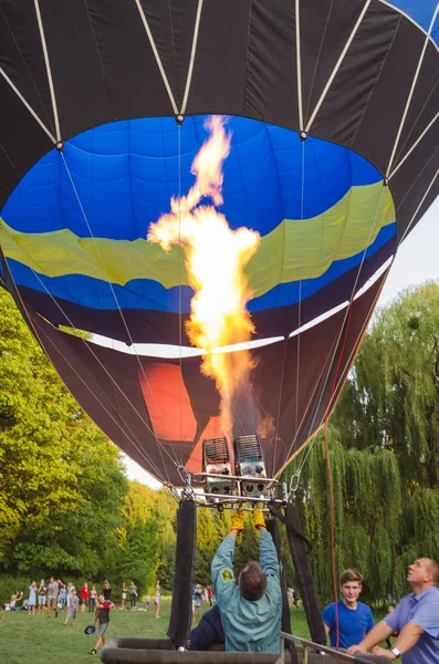 26. August 2017 ukraine, weiße Kirche. Luftballonmarmelade. Vorbereitung auf den Start des Heißluftballons. — Stockfoto