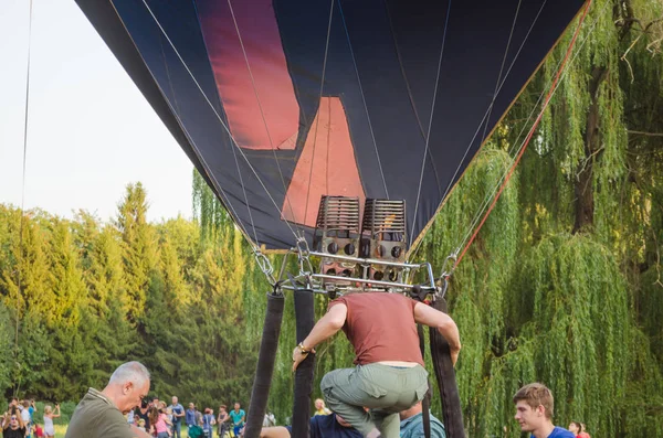 26 Ağustos 2017 Ukrayna, beyaz kilise. Balon reçel. Sıcak hava balonu başlaması için hazırlık.