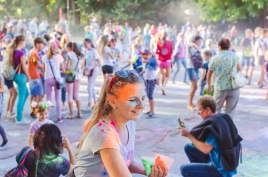 2 Eylül 2017 Ukrayna, beyaz Church.Young insanlar bayram tatili sırasında renkli toz içine atma iyi eğlenceler
