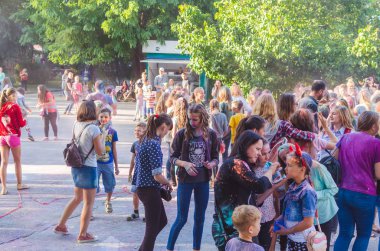 2 Eylül 2017 Ukrayna, beyaz Church.Young insanlar bayram tatili sırasında renkli toz içine atma iyi eğlenceler