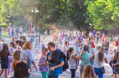 2 Eylül 2017 Ukrayna, beyaz Church.Young insanlar bayram tatili sırasında renkli toz içine atma iyi eğlenceler