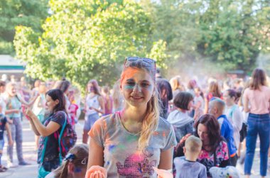2 Eylül 2017 Ukrayna, beyaz Church.Young insanlar bayram tatili sırasında renkli toz içine atma iyi eğlenceler