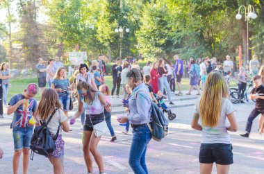 2 Eylül 2017 Ukrayna, beyaz Church.Young insanlar bayram tatili sırasında renkli toz içine atma iyi eğlenceler