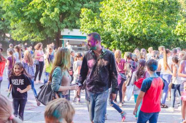 2 Eylül 2017 Ukrayna, beyaz Church.Young insanlar bayram tatili sırasında renkli toz içine atma iyi eğlenceler