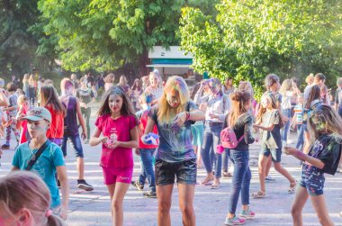 2 Eylül 2017 Ukrayna, beyaz Church.Young insanlar bayram tatili sırasında renkli toz içine atma iyi eğlenceler