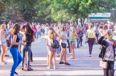 2 Eylül 2017 Ukrayna, beyaz Church.Young insanlar bayram tatili sırasında renkli toz içine atma iyi eğlenceler