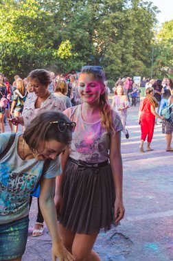 2 Eylül 2017 Ukrayna, beyaz Church.Young insanlar bayram tatili sırasında renkli toz içine atma iyi eğlenceler