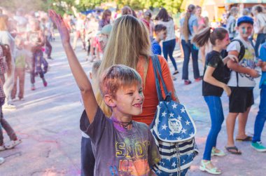 2 Eylül 2017 Ukrayna, beyaz Church.Young insanlar bayram tatili sırasında renkli toz içine atma iyi eğlenceler