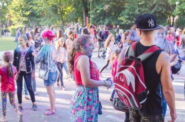 2 Eylül 2017 Ukrayna, beyaz Church.Young insanlar bayram tatili sırasında renkli toz içine atma iyi eğlenceler