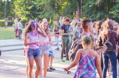 2 Eylül 2017 Ukrayna, beyaz Church.Young insanlar bayram tatili sırasında renkli toz içine atma iyi eğlenceler
