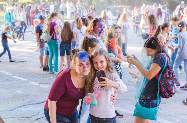 2 Eylül 2017, Ukrayna, beyaz kilise. Kızlar selfie Holi festival sırasında olun.