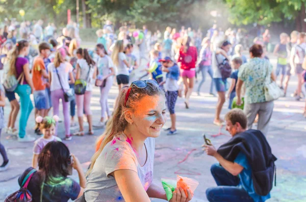 2 Eylül 2017 Ukrayna, beyaz Church.Young insanlar bayram tatili sırasında renkli toz içine atma iyi eğlenceler