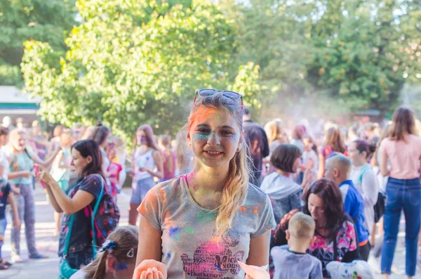 2 Eylül 2017 Ukrayna, beyaz Church.Young insanlar bayram tatili sırasında renkli toz içine atma iyi eğlenceler