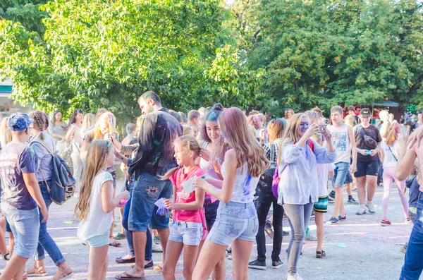 2 сентября 2017 Ukraine, White Church.Young people have fun during the Holi holiday, throwing colorful powder into each other — стоковое фото