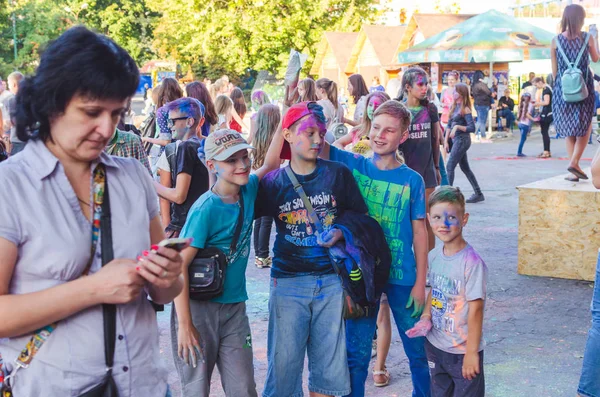 2017. szeptember 2. Ukrajna, fehér Church.Young az emberek szórakozni a Holi-holiday, színes por dobott egymás — Stock Fotó