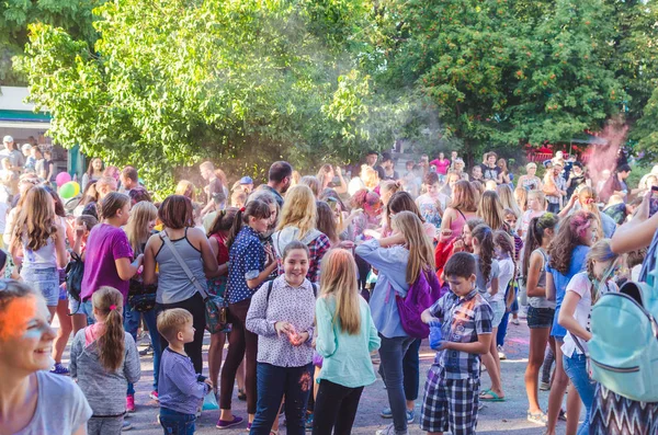 2 septembre 2017 Ukraine, Église Blance.Les jeunes s'amusent pendant les vacances de Holi, jetant de la poudre colorée dans l'autre Image En Vente