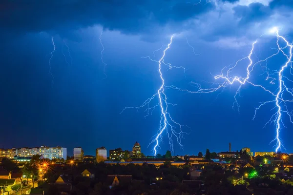 Relâmpago sobre a cidade no céu noturno atinge o telhado da casa — Fotografia de Stock