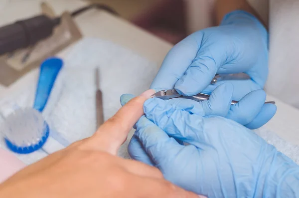 El maestro prepara las uñas para la manicura —  Fotos de Stock